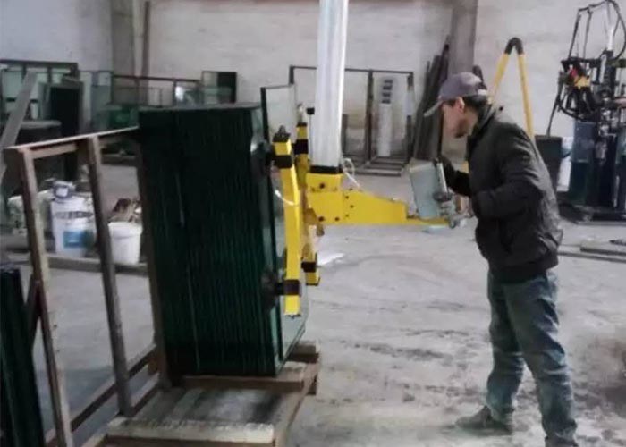 เครนยกเท้าแขน 800KG สายการผลิตกระจกฉนวนและเครนแก้วพร้อมตัวดูดสี่ตัว