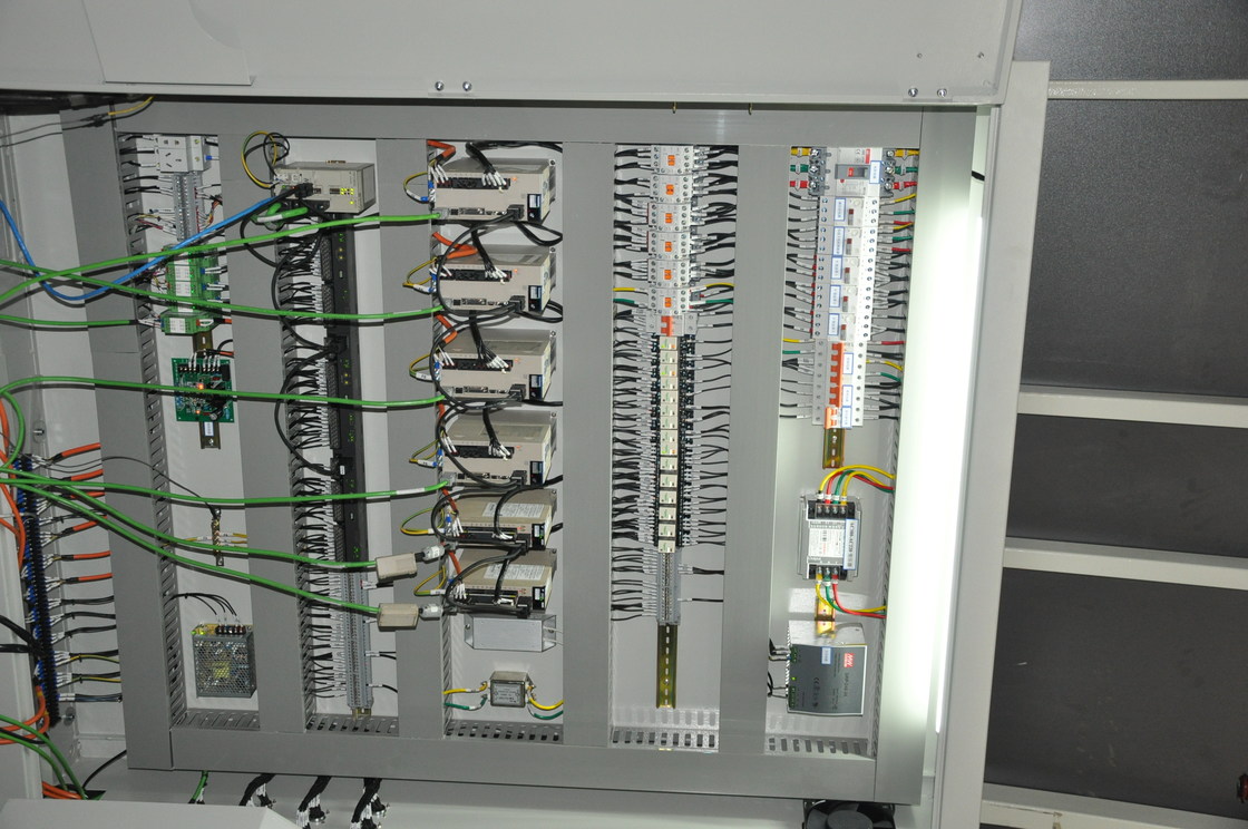 สายการผลิตกระจกฉนวนแนวตั้ง / กระจกฉนวนหุ่นยนต์ซีล 8 Servo Motors