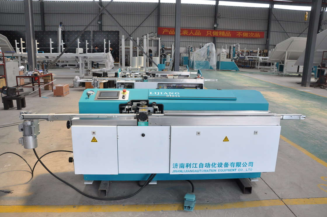 เครื่องหลอมบิวทิลร้อนแรงทรงพลัง / เครื่องอัดรีดบิวทิลสำหรับการดูถูกสายการผลิต