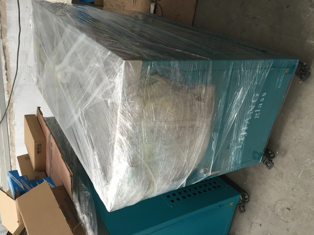 ตู้แช่แข็งปืนกาวถูกใช้ในกระบวนการกาวของกระจกควบคุมส่วนกลางและปืนกาวด้วยตนเองจะถูกเก็บไว้ใน