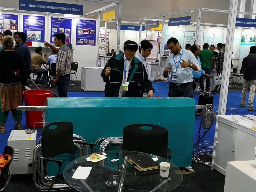 ชนิดของเครื่องอัดรีดบิวทิล LJTB01 ใช้สำหรับกระจายเฟรมอลูมิเนียมเป็นตัวเว้นวรรคอย่างสม่ำเสมอด้วยบิวทิลละลายร้อน