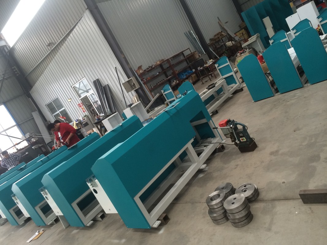 เครื่องอัดรีดบิวทิล LJTB01 ใช้สำหรับการกระจายเฟรมอลูมิเนียมเป็นตัวเว้นวรรคอย่างสม่ำเสมอด้วยบิวทิลร้อนละลาย