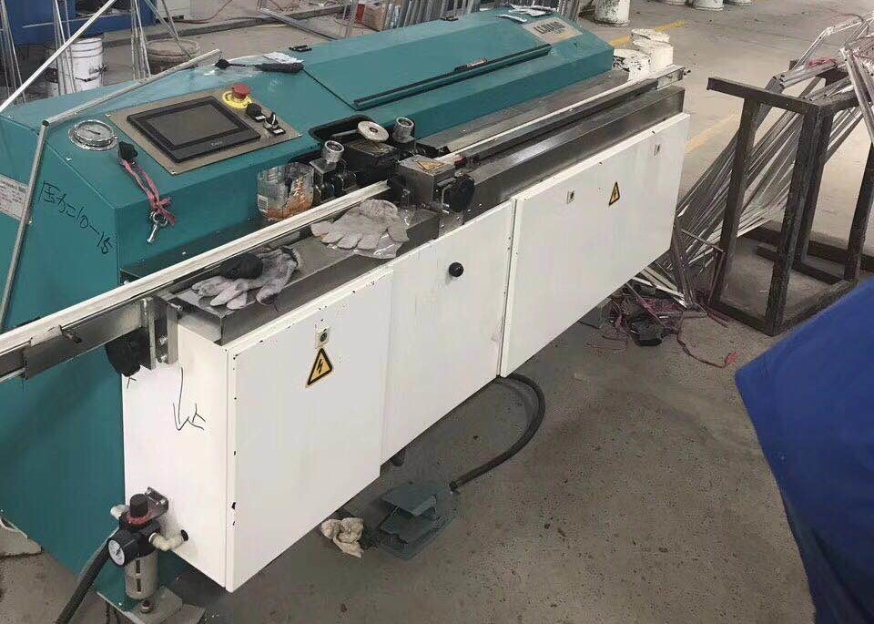 เครื่องอัดรีดบิวทิล LJTB01 ใช้สำหรับการกระจายเฟรมอลูมิเนียมเป็นตัวเว้นวรรคอย่างสม่ำเสมอด้วยบิวทิลร้อนละลาย