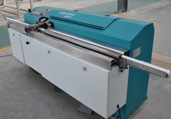 ชนิดของเครื่องอัดรีดบิวทิล LJTB01 ใช้สำหรับกระจายเฟรมอลูมิเนียมเป็นตัวเว้นวรรคอย่างสม่ำเสมอด้วยบิวทิลละลายร้อน