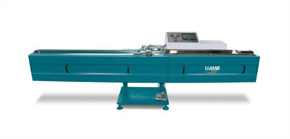 LJTB01 เครื่องอัดรีดบิวทิลถูกนำมาใช้สำหรับการแพร่กระจายเฟรมอลูมิเนียมเป็นตัวเว้นวรรคอย่างสม่ำเสมอด้วยบิวทิลละลายร้อน