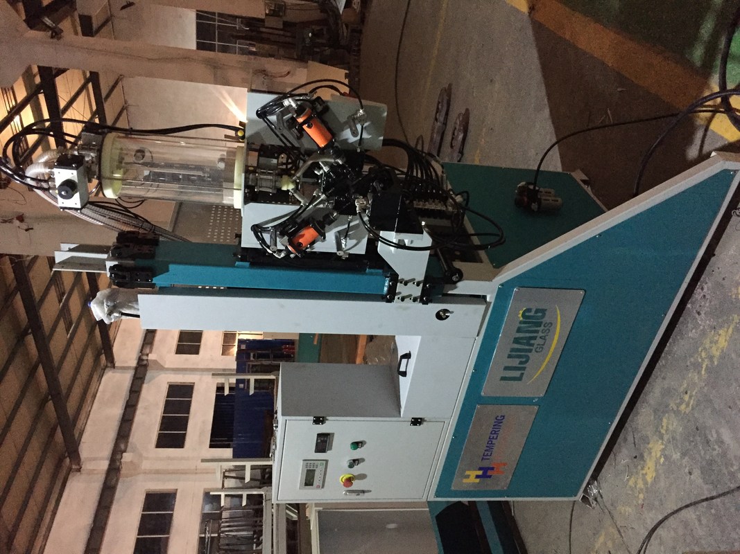 สารดูดความชื้นเครื่องบรรจุสามารถบรรลุการกระทำของการเจาะรูโดยอัตโนมัติในเฟรมเว้นวรรค