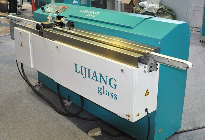 ชนิดของเครื่องอัดรีดบิวทิล LJTB01 ถูกใช้สำหรับการแพร่กระจายเฟรมอลูมิเนียมเป็นตัวเว้นวรรคอย่างสม่ำเสมอด้วยบิวทิลละลายร้อน