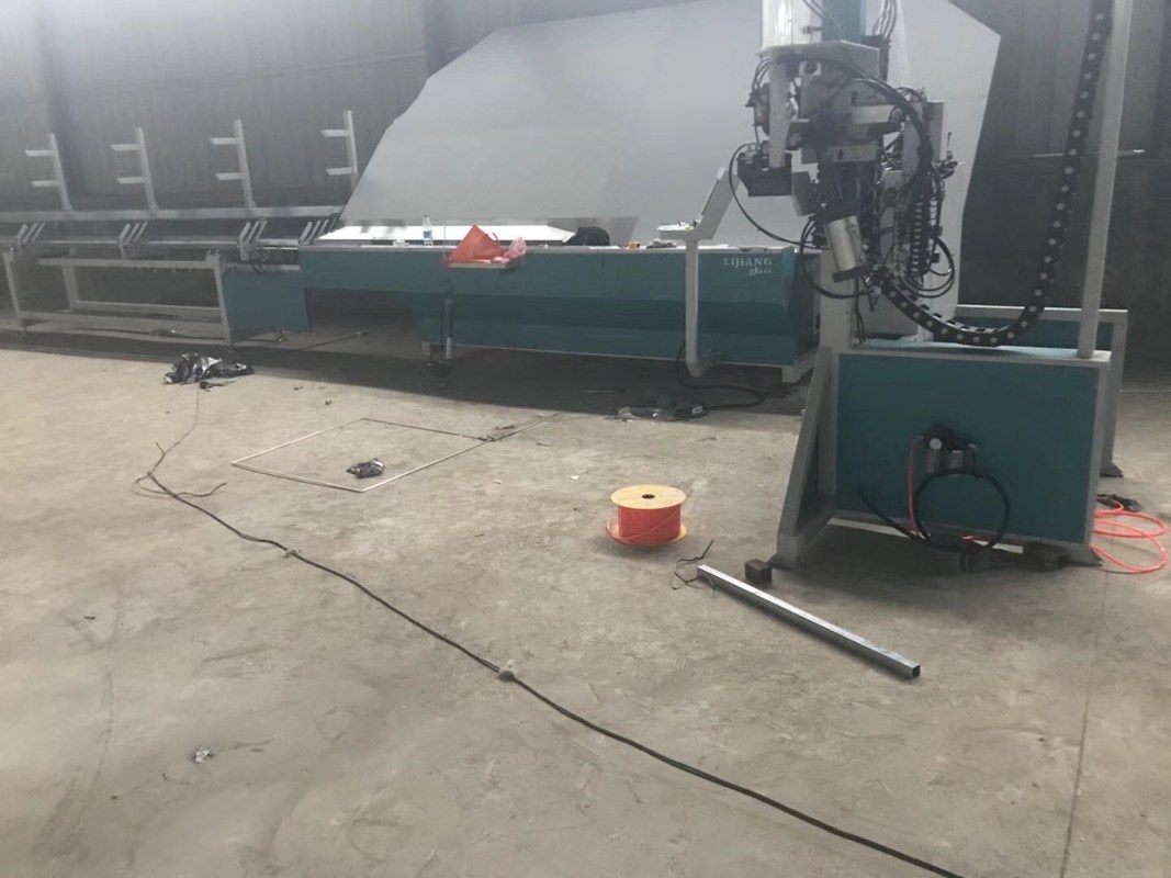 Spacer Bar Bending Machine พร้อมหน่วยจัดเก็บขนาด Spacer 4 หน่วย