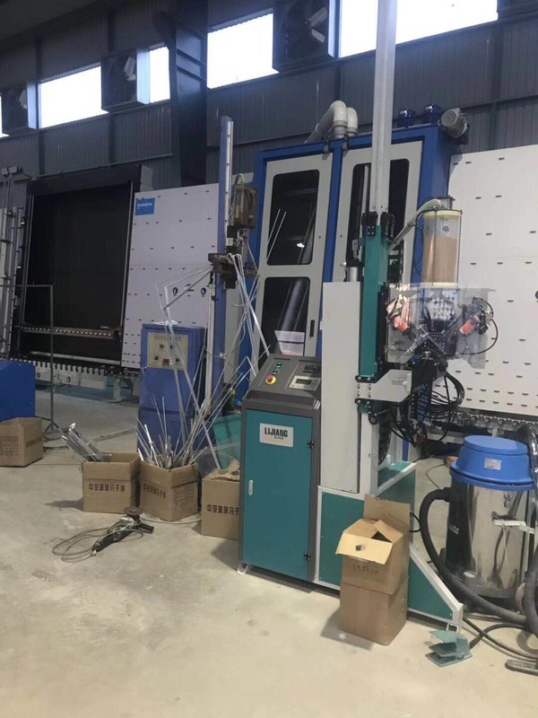 สารดูดความชื้นเครื่องบรรจุสามารถบรรลุการกระทำของการเจาะรูโดยอัตโนมัติในเฟรมเว้นวรรค