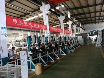 สายการผลิตกระจกฉนวนแนวตั้งสามารถผลิตได้ครั้งละสอง IGU โดยเติมอาร์กอน