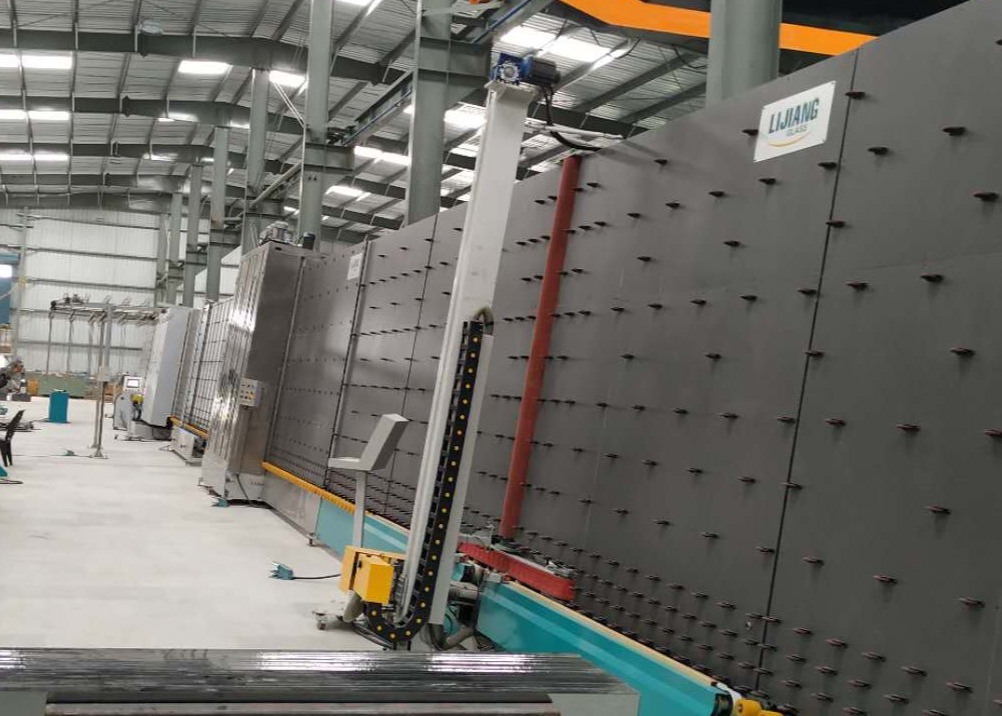 เครื่องจักรหุ่นยนต์ปิดผนึกชิ้นส่วนคู่อัตโนมัติ 2500 มม. สำหรับการแปรรูปกระจกฉนวนแก้วกลวงกระจกสองชั้น