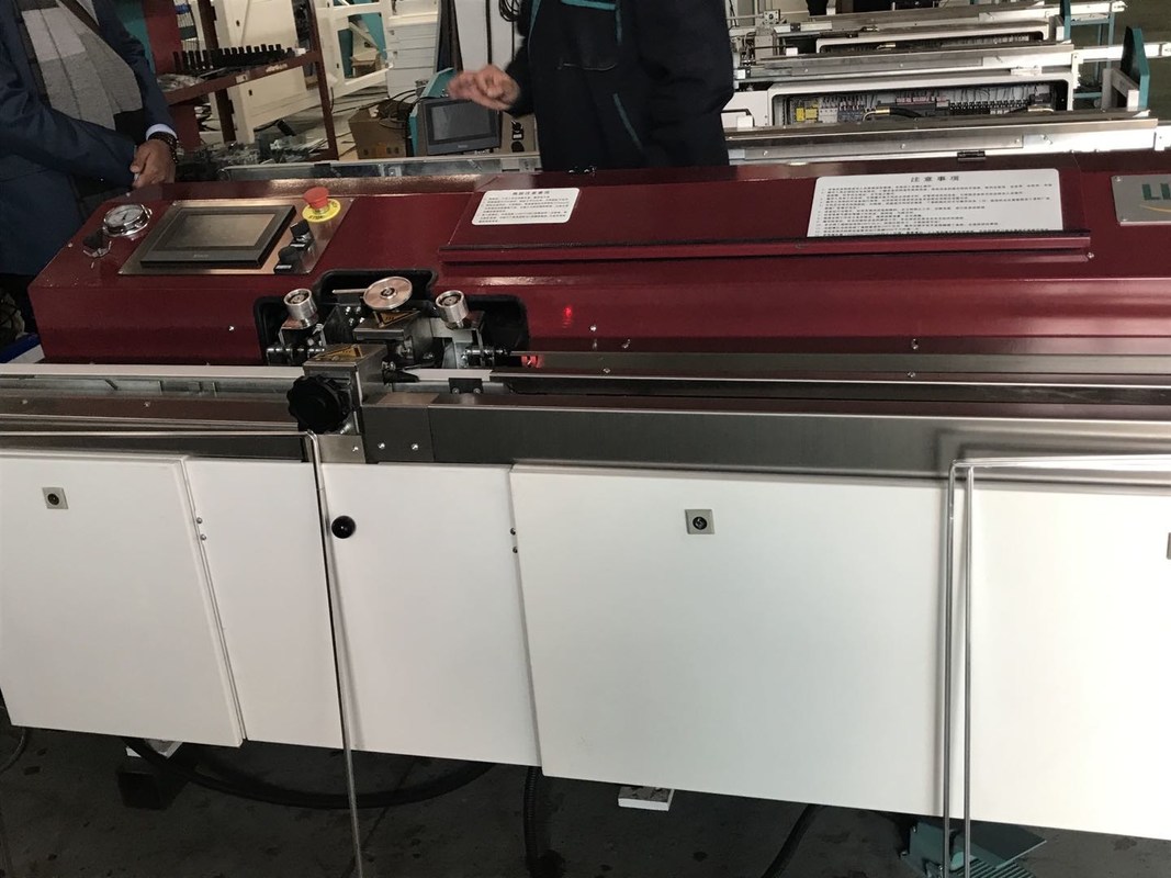 เครื่องอัดรีดบิวทิลอัตโนมัติใช้สำหรับเคลือบกรอบเว้นวรรคสำหรับปิดผนึกกระจกสองชั้น