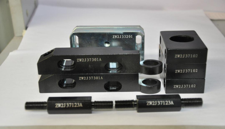 สีที่กำหนดเองที่ถูกต้องมุม± 0.5 มิลลิเมตรเครื่องดัด Spacer